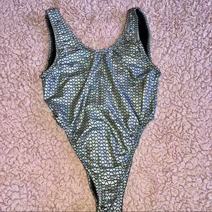 ❌ SOLD ❌ HOLOGRAPHIC SILVER PYRAMIDS BAYWATCH BODY